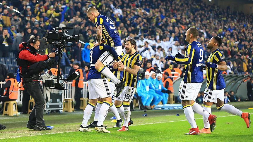 Fenerbahçe lider Medipol Başakşehir'i devirdi