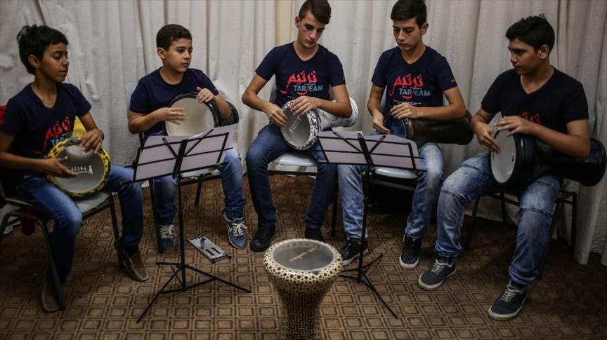 "ترتيم".. أول فرقة فلسطينية تعزف على إيقاع الطبول بأنامل طفولية (تقرير)