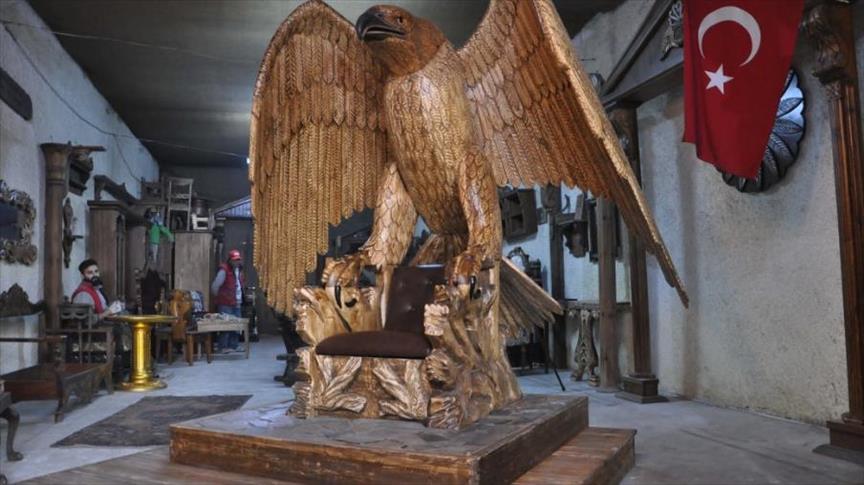 بأكبر كرسي خشبي.. تركي يسعى للجلوس على عرش "غينيس"  