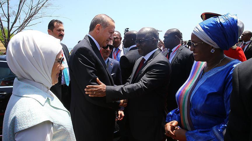 الرئيس التنزاني يستقبل أردوغان وسط مراسم رسمية 