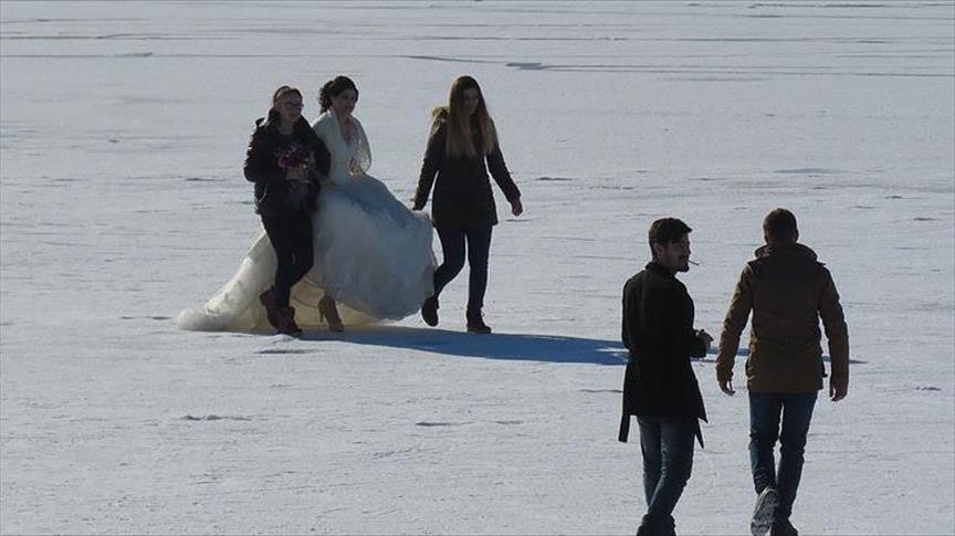  بحيرة متجمدة.. طريق عروسين تركيين إلى "العشق"