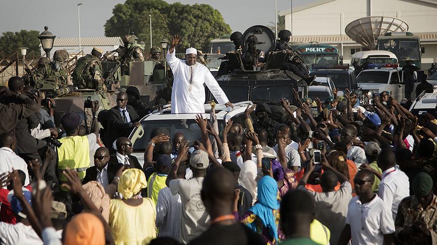 Gambiya'nın yeni Devlet Başkanı Barrow ülkesine döndü