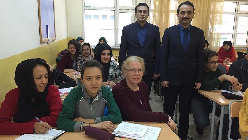 معلمة تركية تتطوع لتعليم اللاجئين اللغة بولاية قسطموني