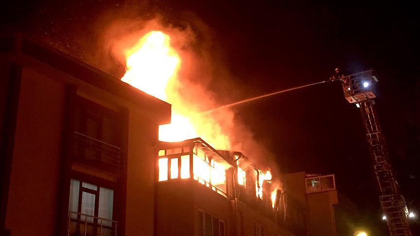 Üsküdar'da 5 katlı ahşap binada çıkan yangın söndürüldü