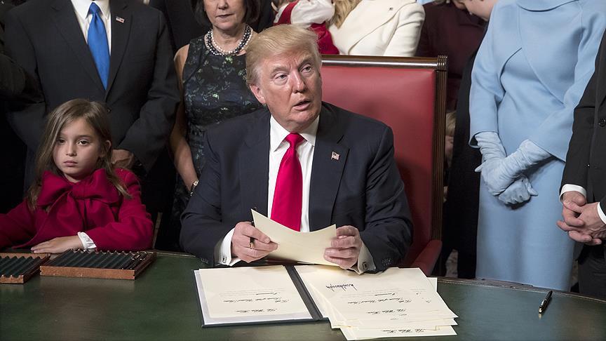 Trump, göçmen vizesi almayı zorlaştıran başkanlık kararnamesini imzaladı