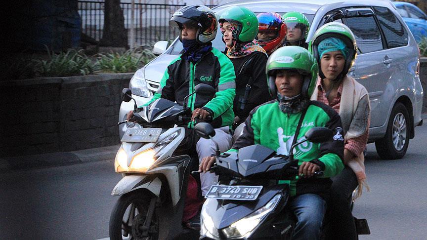 Endonezya'da trafik yoğunluğuna motosikletli çözüm