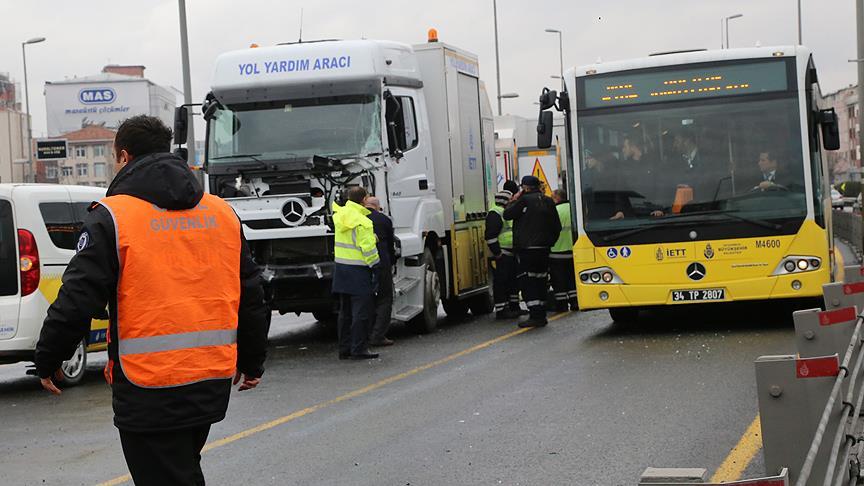 Metrobüs yolunda kaza: 3 yaralı 
