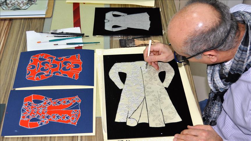 فنان تركي ي حيي فن الرسم على الزجاج بأثواب السلاطين