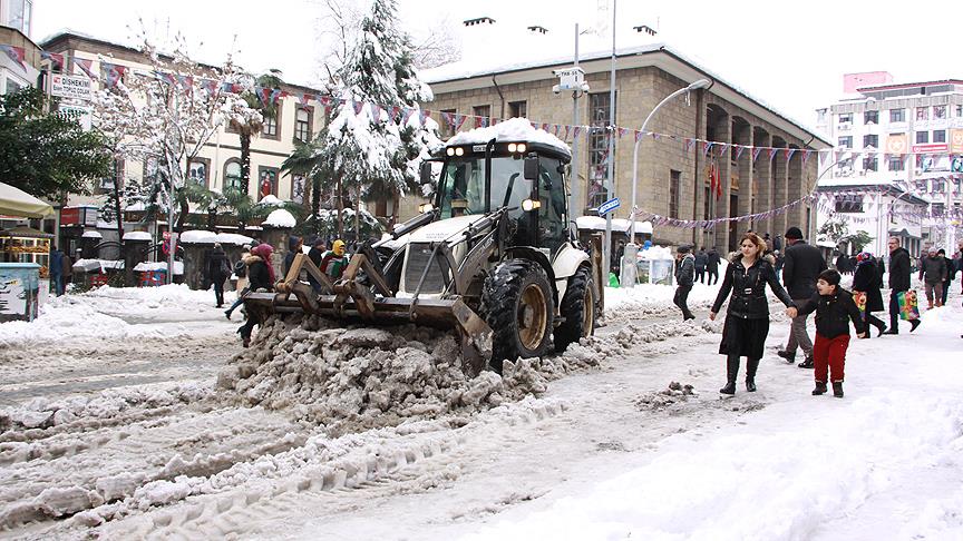 Trabzon sahilinde kar kalınlığı yarım metreyi geçti