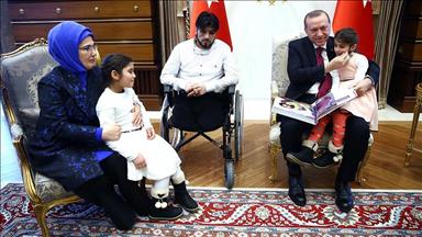 اردوغان، دموع و خانواده اش را به حضور پذیرفت