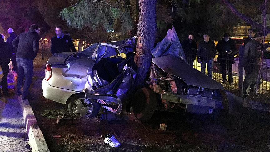 Antalya'da otomobil ağaca çarptı: 2 ölü, 2 yaralı