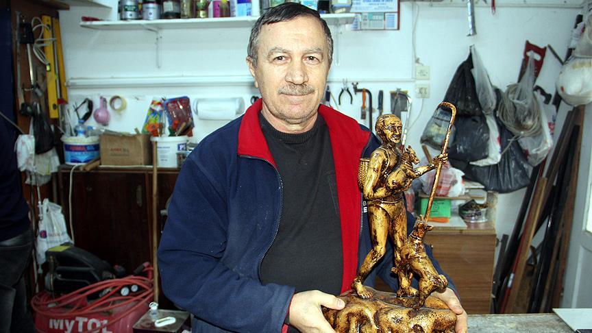 Kente mal olmuş kişilerin heykelini yapıyor