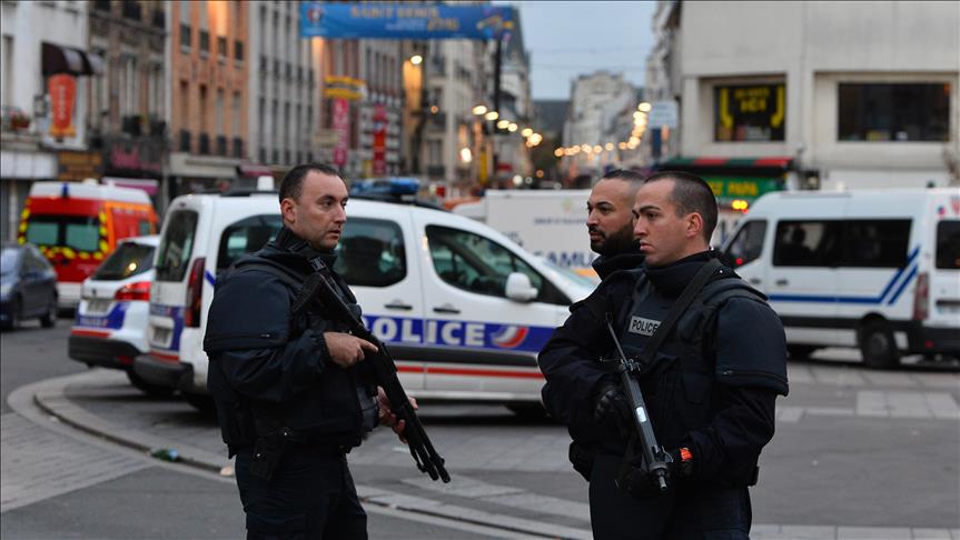 Paris: Soldier shoots knife attacker near Louvre Museum