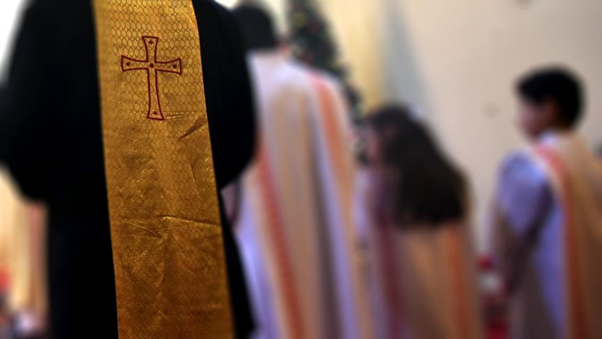 Katolik rahiplere cinsel istismar suçlaması