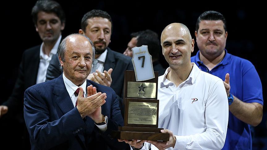 Anadolu Efes Naumoski'yi onurlandırdı