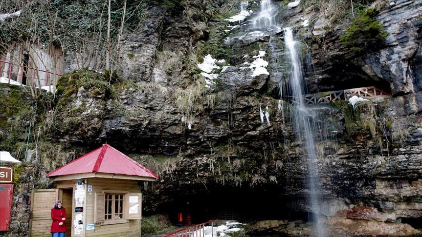 "تشال" التركية.. ثاني أطول مغارات العالم تُسحر زائريها