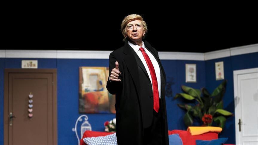 Фигурата на „Доналд Трамп" во театарска претстава во Истанбул