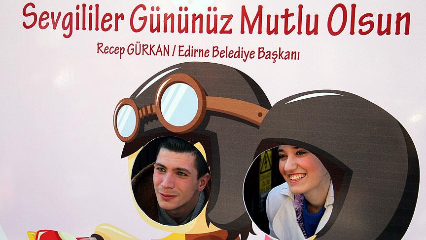 14 Şubat'a yalnız girenler 'teselli panosunda' fotoğraf çektirdi