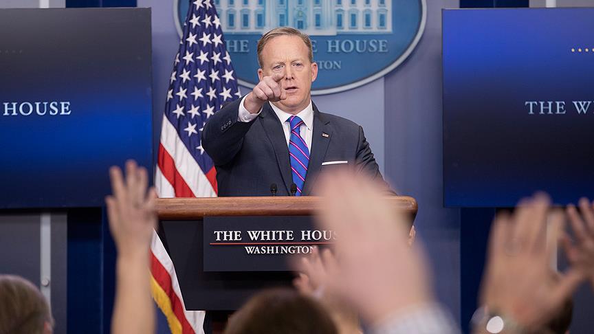 Beyaz Saray Sözcüsü Spicer: Flynn'in istifasını Trump istedi