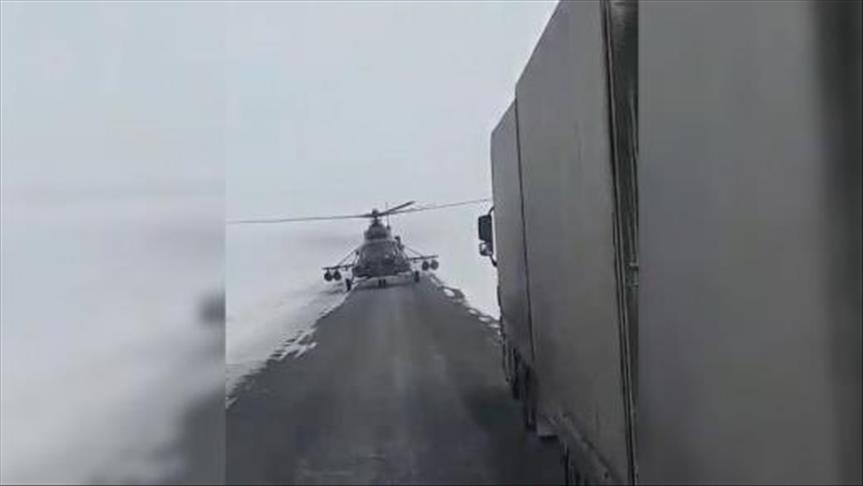 В Казахстане пилот посадил вертолет посреди дороги