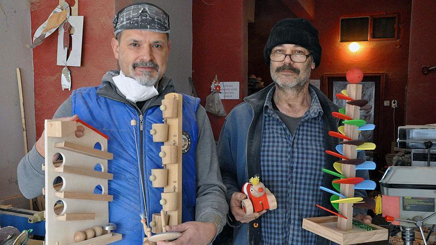 Ağabey kardeş ahşap oyuncak geleneğini sürdürüyor