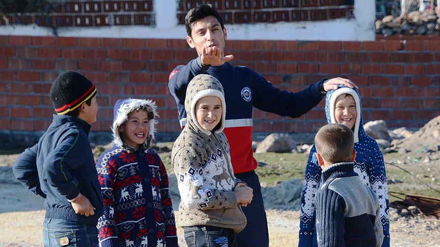 Depremzede çocukların oyun arkadaşı oldular