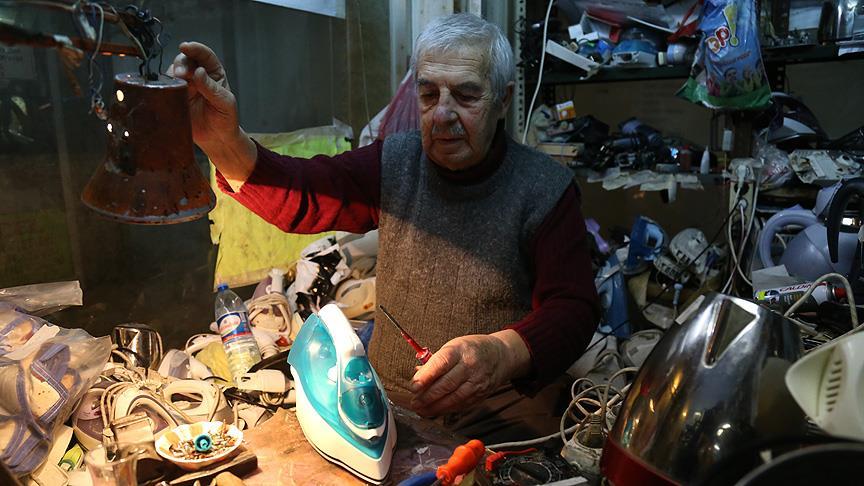 90 yaşında elektrikli ev aleti tamir ediyor 