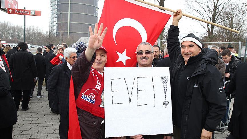 Oberhausen’de coşkulu kalabalık Başbakan Yıldırım’ı bekliyor