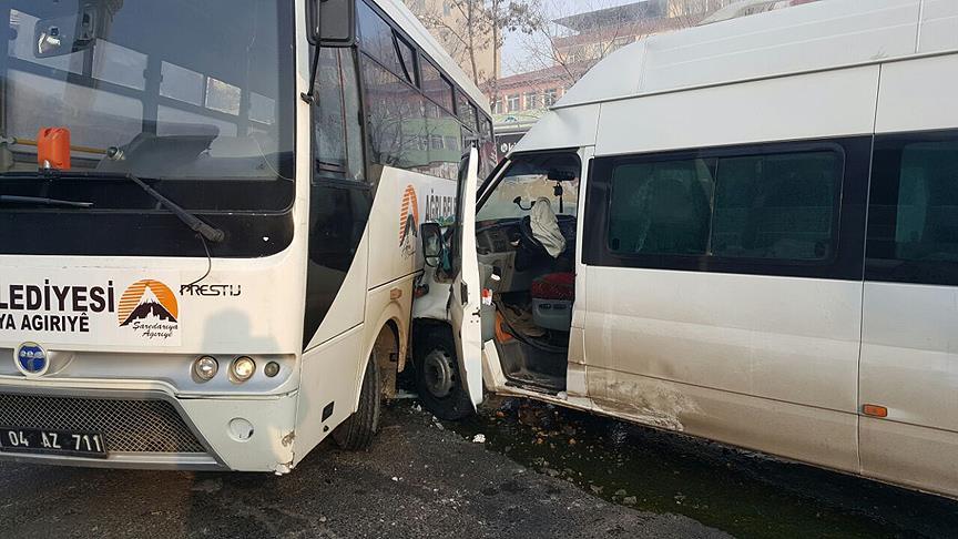 Ağrı'da öğrenci servisi ile belediye otobüsü çarpıştı: 12'si öğrenci 14 yaralı