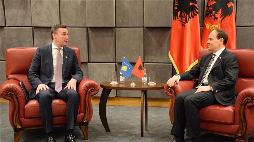 Presidenti Nishani takim me kryetarin e Kuvendit të Kosovës