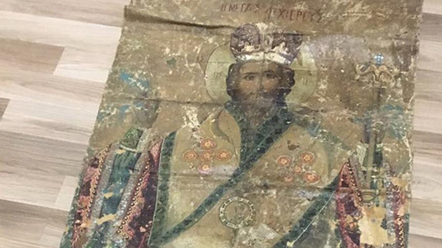 Adana'da otomobilin bagajında ikona ele geçirildi