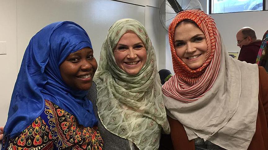 Müslüman kadınlarla empati için 1 ay başlarını örtecekler 