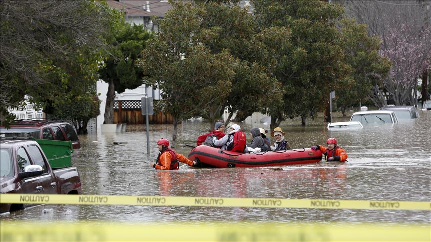 Thousands flee flooding in northern California