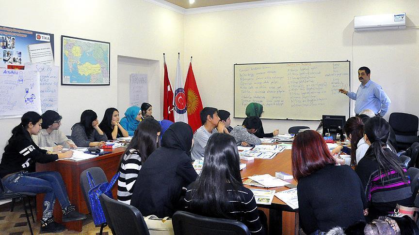 Kırgızistan'daki Uygur gençleri Türkçe öğreniyor   