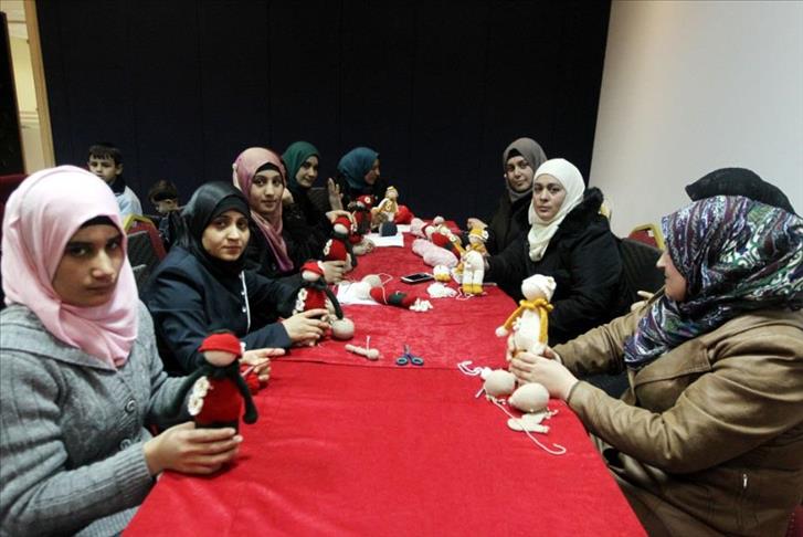 تركيا.. دورات في الحياكة لتنمية مهارات اللاجئات من سوريا والعراق 