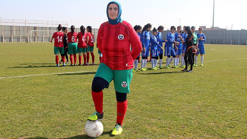 Diyarbakırlı Azize, 49 yaşında ilk maçına çıktı 
