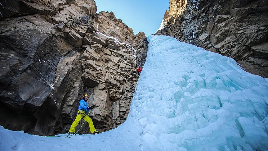 Dağcılar buzul şelalesine tırmandı