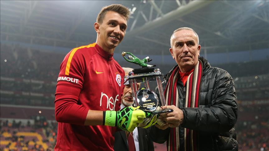 Svečanost pred derbi Galatasaraya i Besiktasa: Slavni golman Simović predao plaketu Musleri