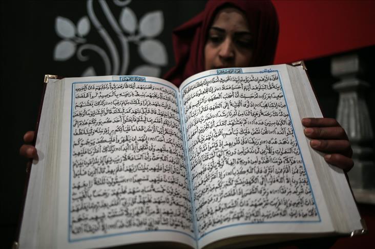 شابة فلسطينية تدو ن المصحف كاملا يدويا بالرسم العثماني
