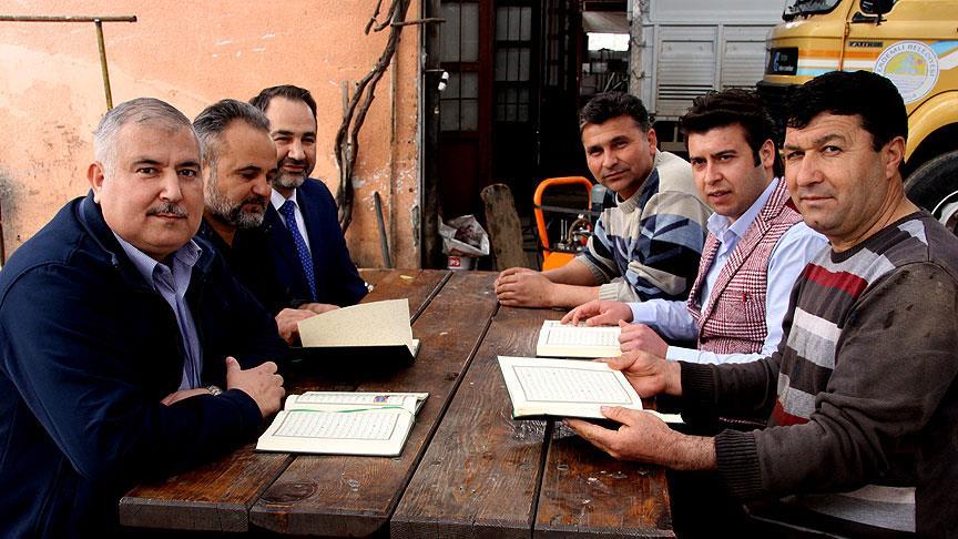 Sanayideki usta ve çıraklar Kur'an öğreniyor