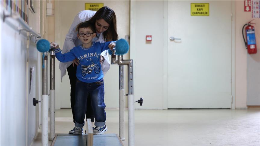 Fëmija kosovar hedh hapin e parë në moshë pesëvjeçare në Turqi