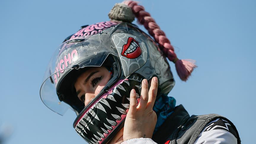 Amazon motosikletçiler kasklarıyla farkındalık yaratıyor