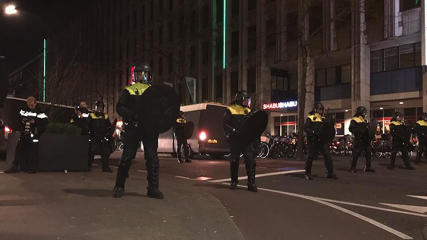 Hollanda polisi Türk göstericileri dağıtmak üzere müdahalede bulundu