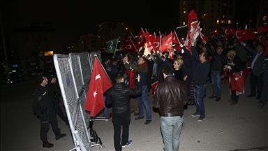 Hollanda'nın Türkiye temsilcilikleri önünde protesto