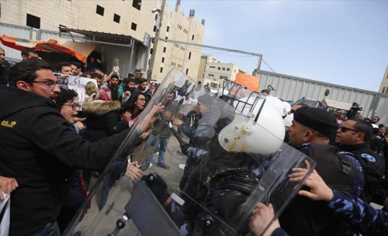 الأمن الفلسطيني يفرق وقفة احتجاجية على محاكمة شاب قتله الجيش الإسرائيلي برام الله 