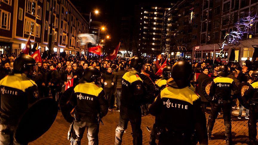 Dutch police 'permitted to shoot', Rotterdam mayor says