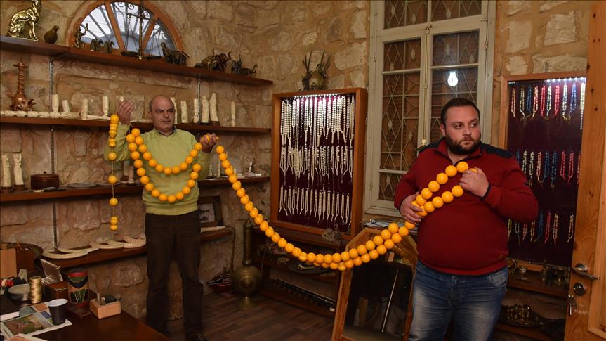 مواطن لبناني يأمل أن تدخل سبحته "الأطول" موسوعة "غينيس"‎