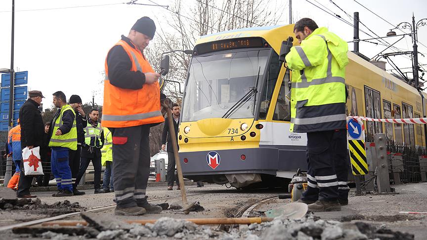 Sirkeci'de tramvay iki kez raydan çıktı