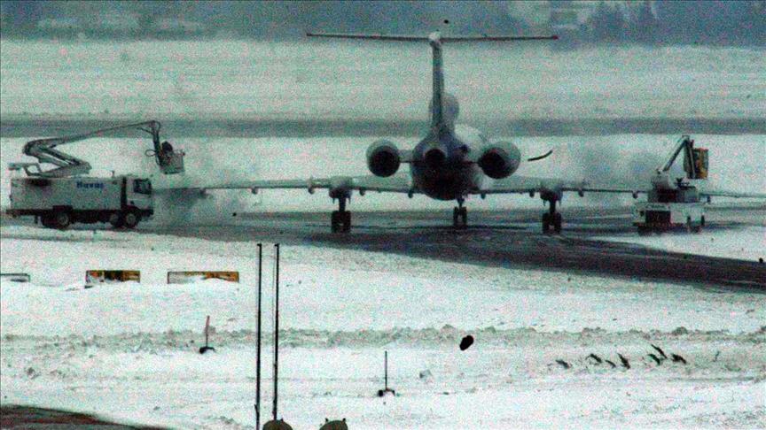 New York: Avion sletio, pa se zaglavio u snježnom nanosu