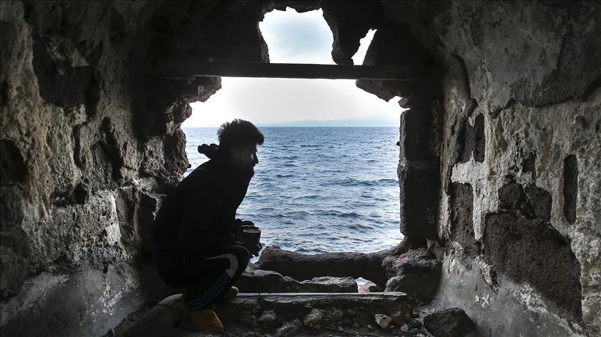 Refugjati nga Afganistani prej 8 muajsh jeton në kalanë greke